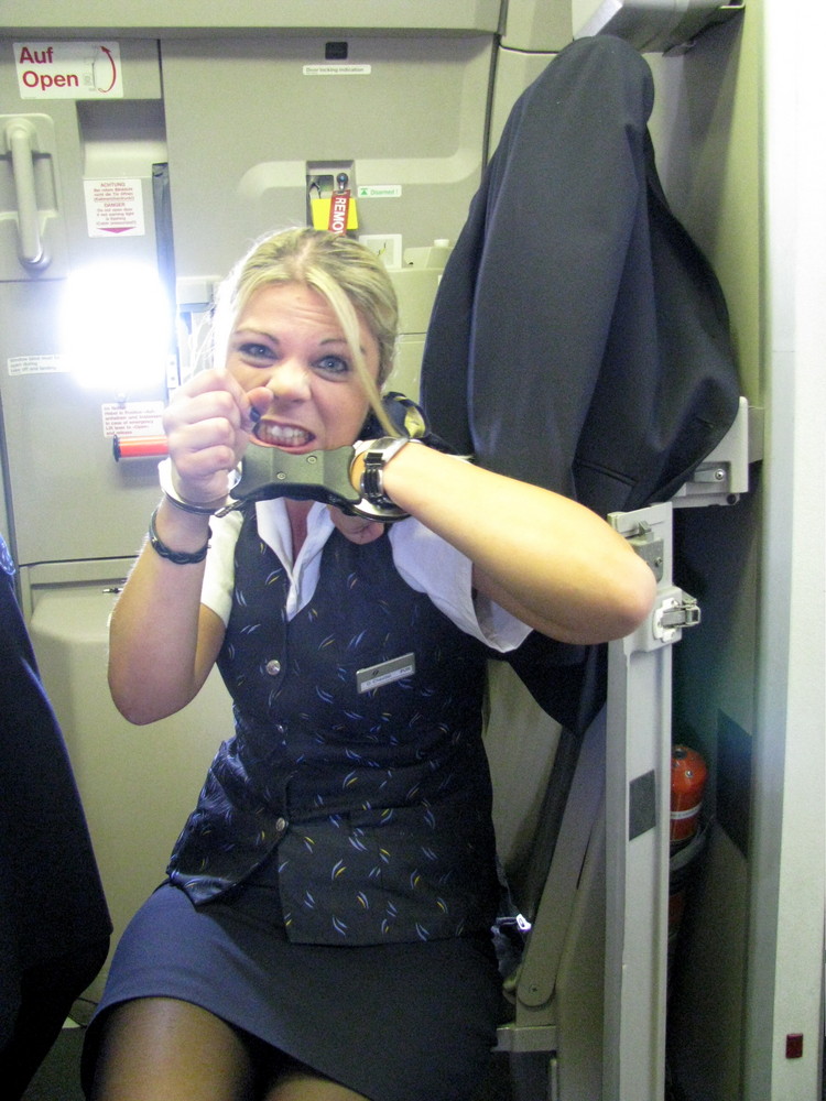 Stewardess gefangen.....Hilfe....