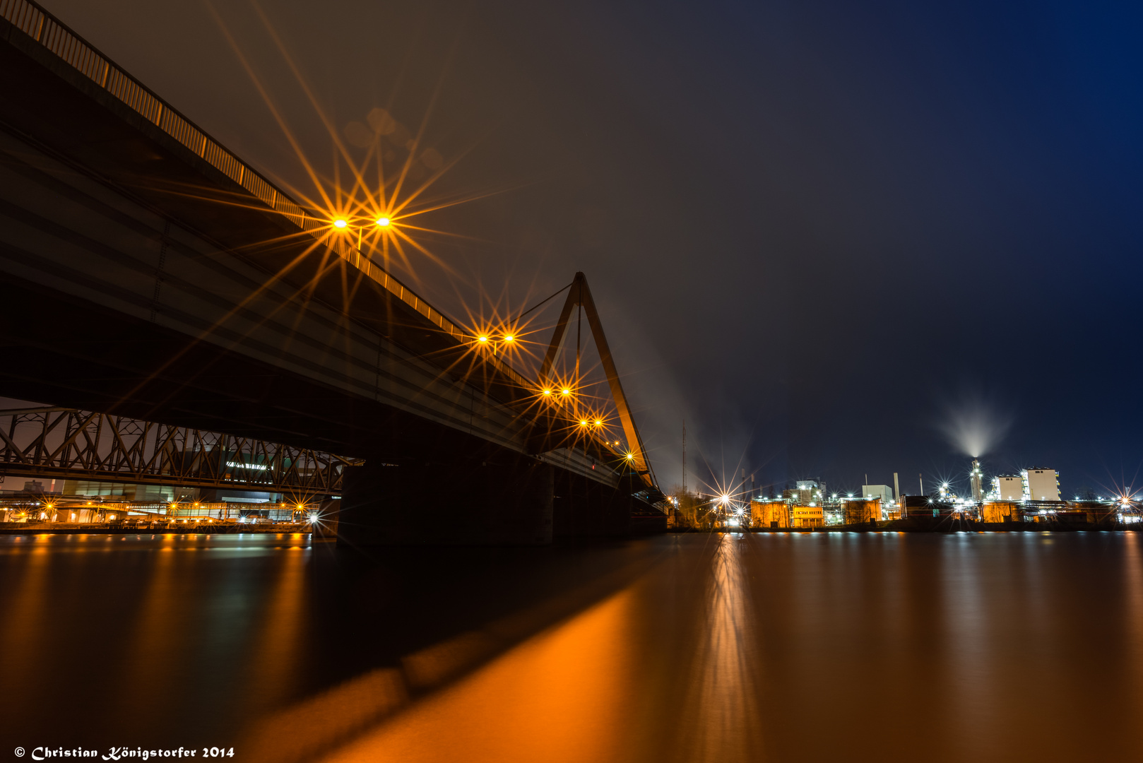 Steyregger Brücke mit Blick ins Industriegebiet