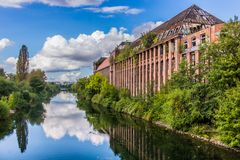 Stichkanal und ehemaliges Gebäude der Conti I  -  Hannover-Limmer