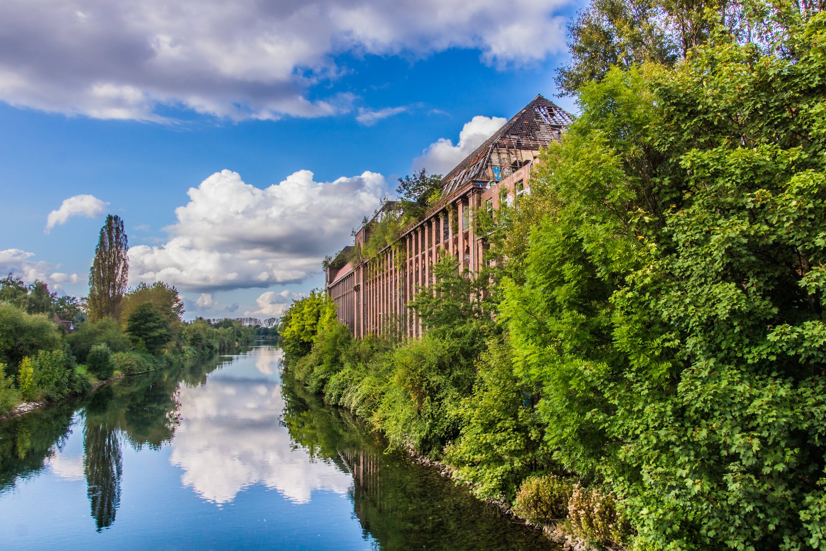 Stichkanal und ehemaliges Gebäude der Conti II - Hannover-Limmer