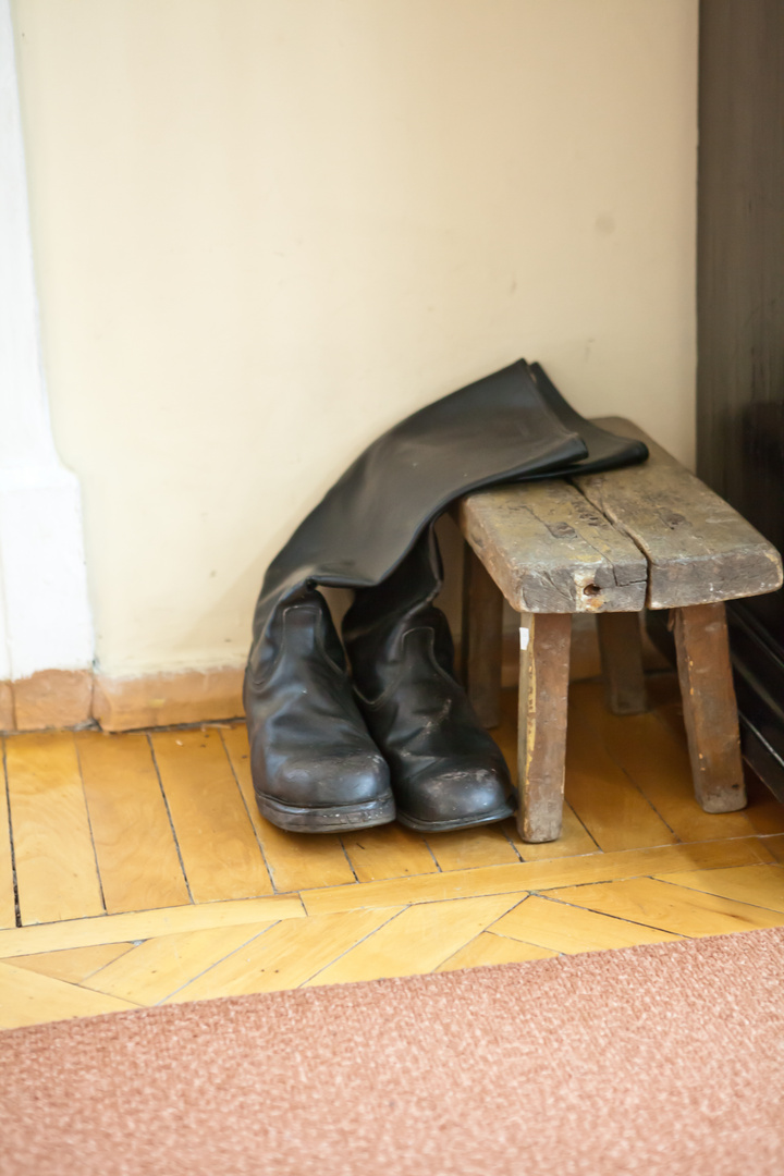 Stiefel und Hocker