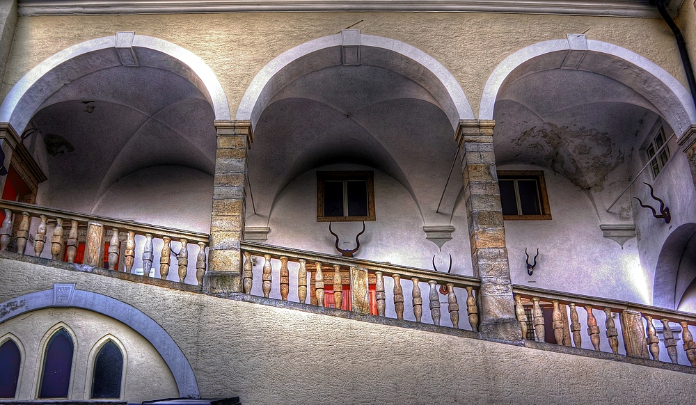 Stiegenaufgang im Innenhof von Schloss Riedegg