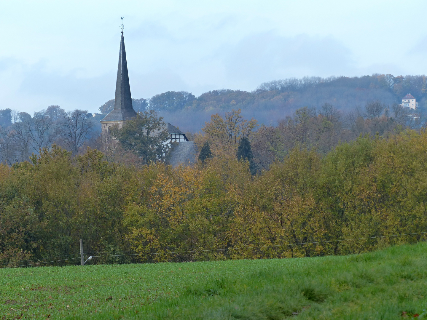 Stiepeler Dorfkirche im Herbst