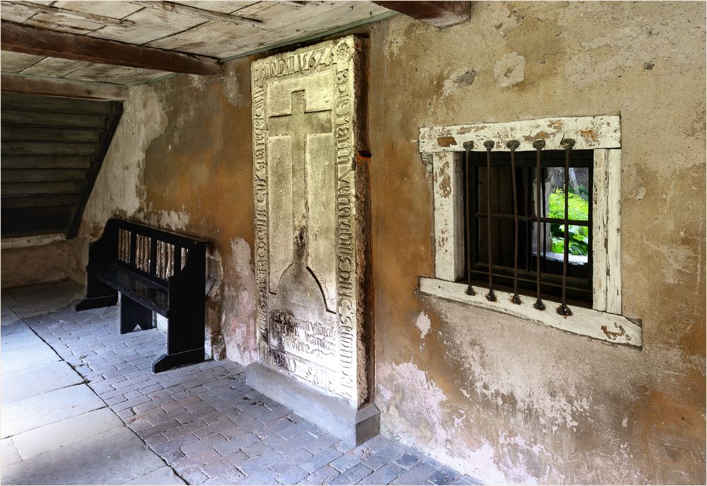 Stift Fischbeck; Kreuzgang mit Sandsteintafel