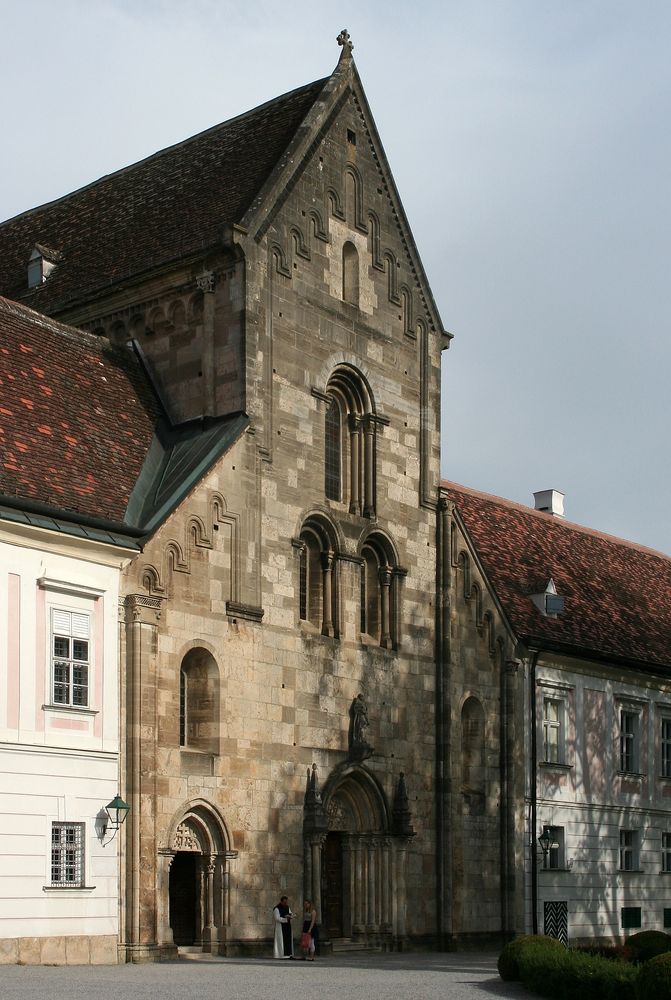 Stift Heiligenkreuz: Fassade der Stiftskirche