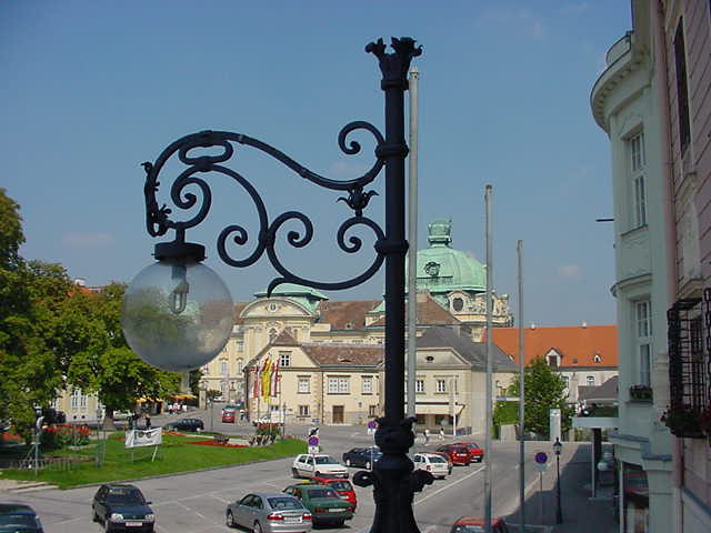 Stift Klosterneuburg vom Hauptplatz aus gesehen