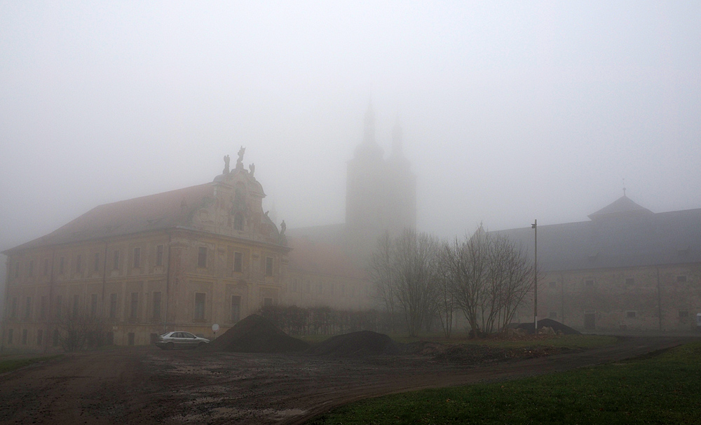 Stift Tepl im Nebel