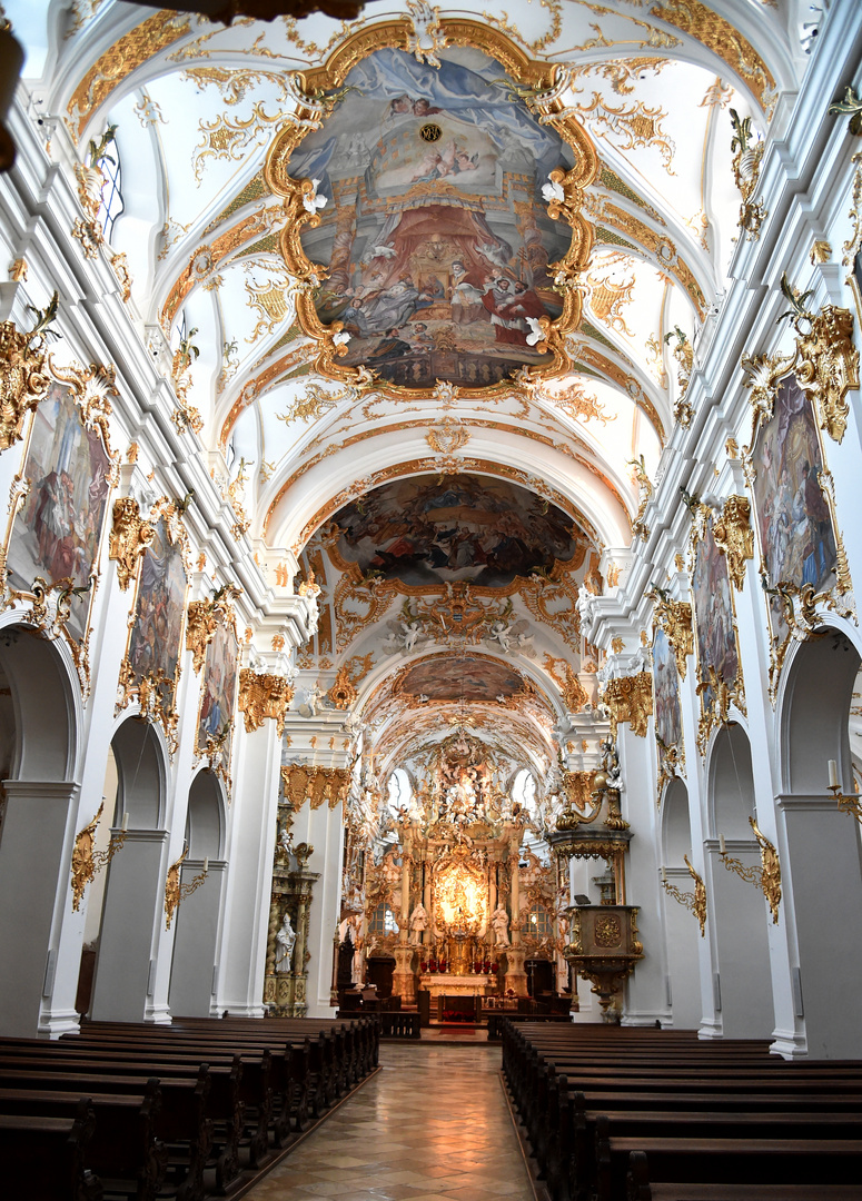 Stift zu Unserer Lieben Frau Langschiff mit Rokokoaltar, Kanzel. Decken- und Wandfresken