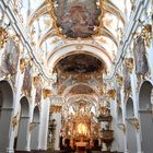 Stift zu Unserer Lieben Frau Langschiff mit Rokokoaltar, Kanzel. Decken- und Wandfresken