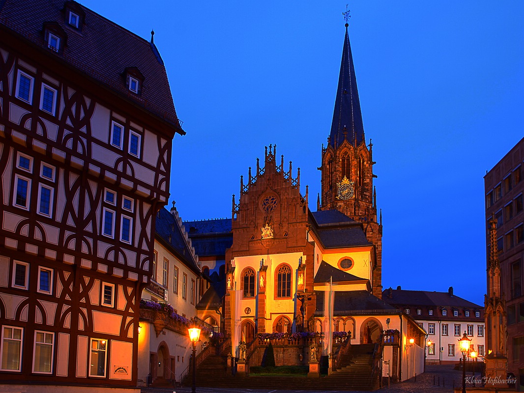 Das Schönthaler Aschaffenburg Stiftskirche in Aschaffenburg in der Blauen Stunde Foto & Bild