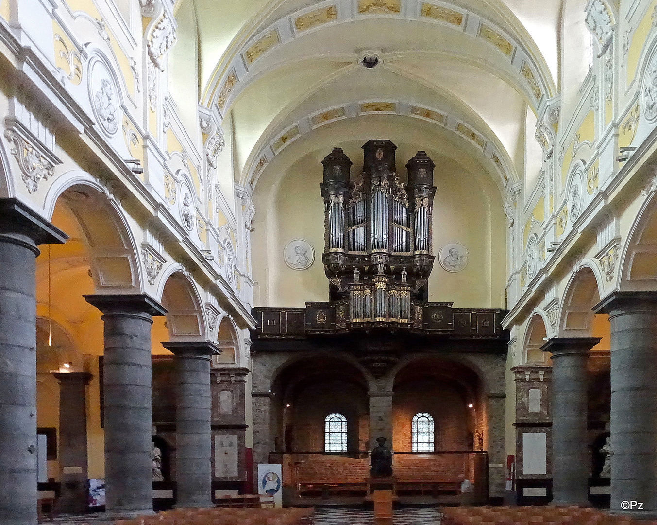 Stiftskirche St. Dionysius in Lüttich - Blick auf die Orgel ...