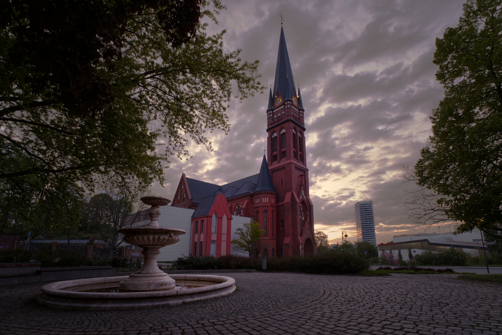 Stiftsplatz mit "Heilig Kreuz" Kirche und Alinen-Brunnen