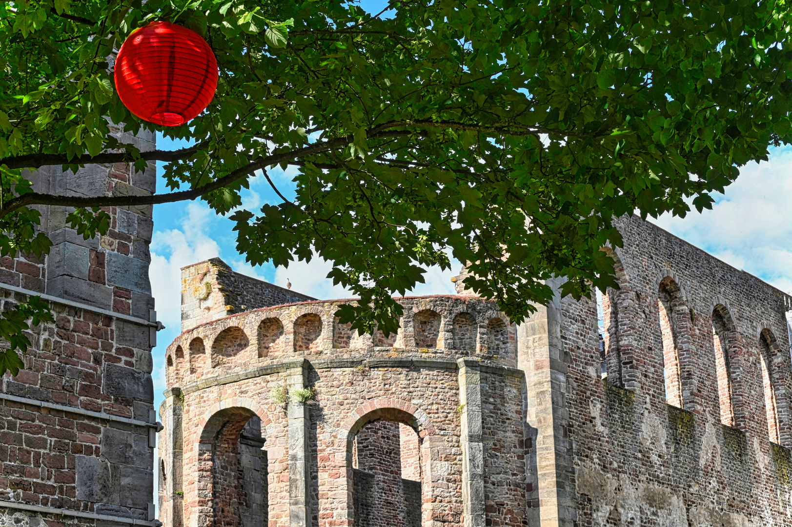 Stiftsruine Bad Hersfeld mit rotem Lampion