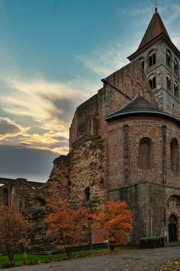 Stiftsruine im Herbst