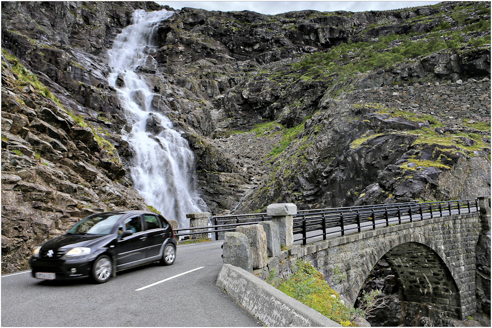 Stigfossbrua Brücke und Stigfossen Wasserfal