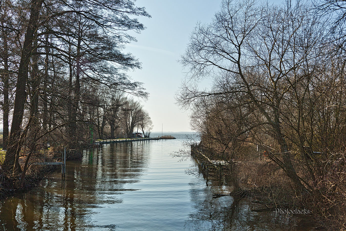 Still dümmert der See