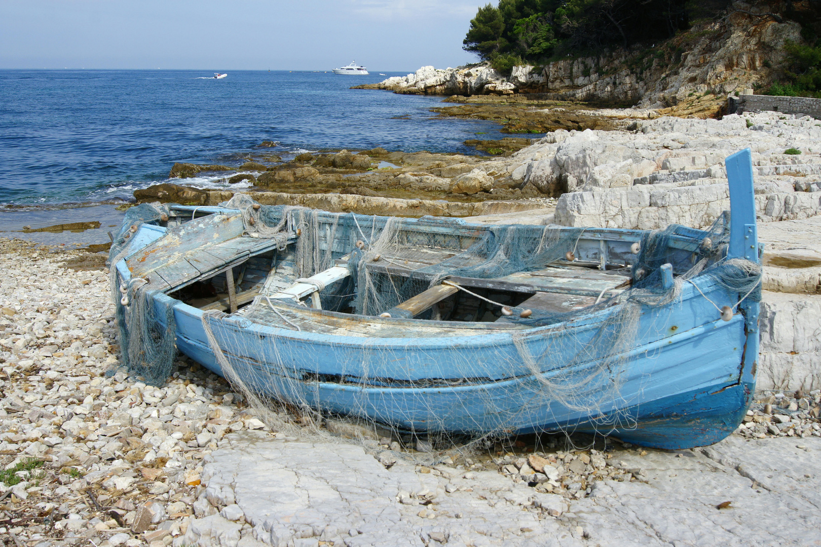 Still gelegtes Fischerboot