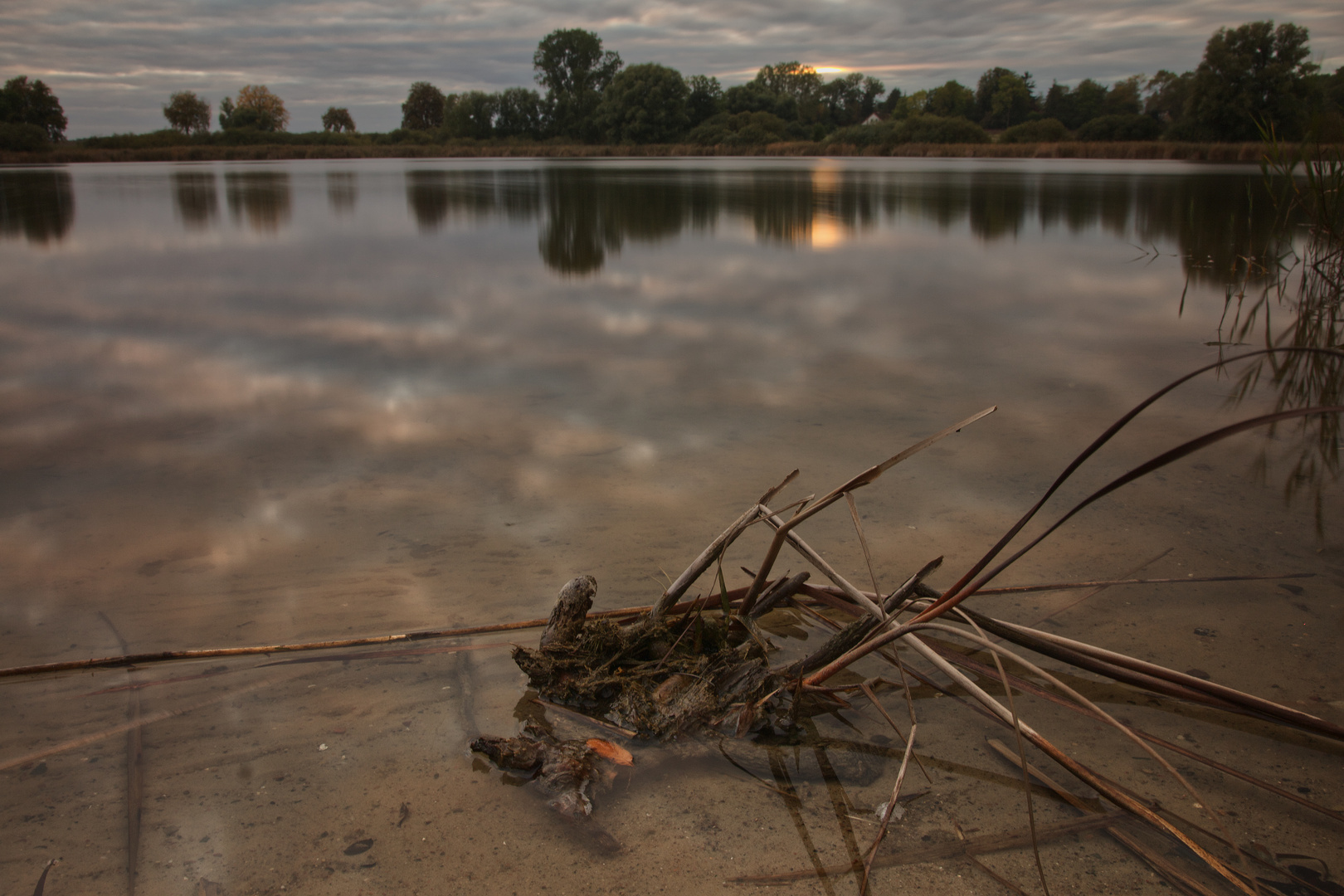 Still liegt der See