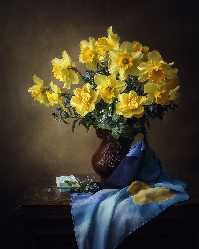 Still life with yellow daffodils