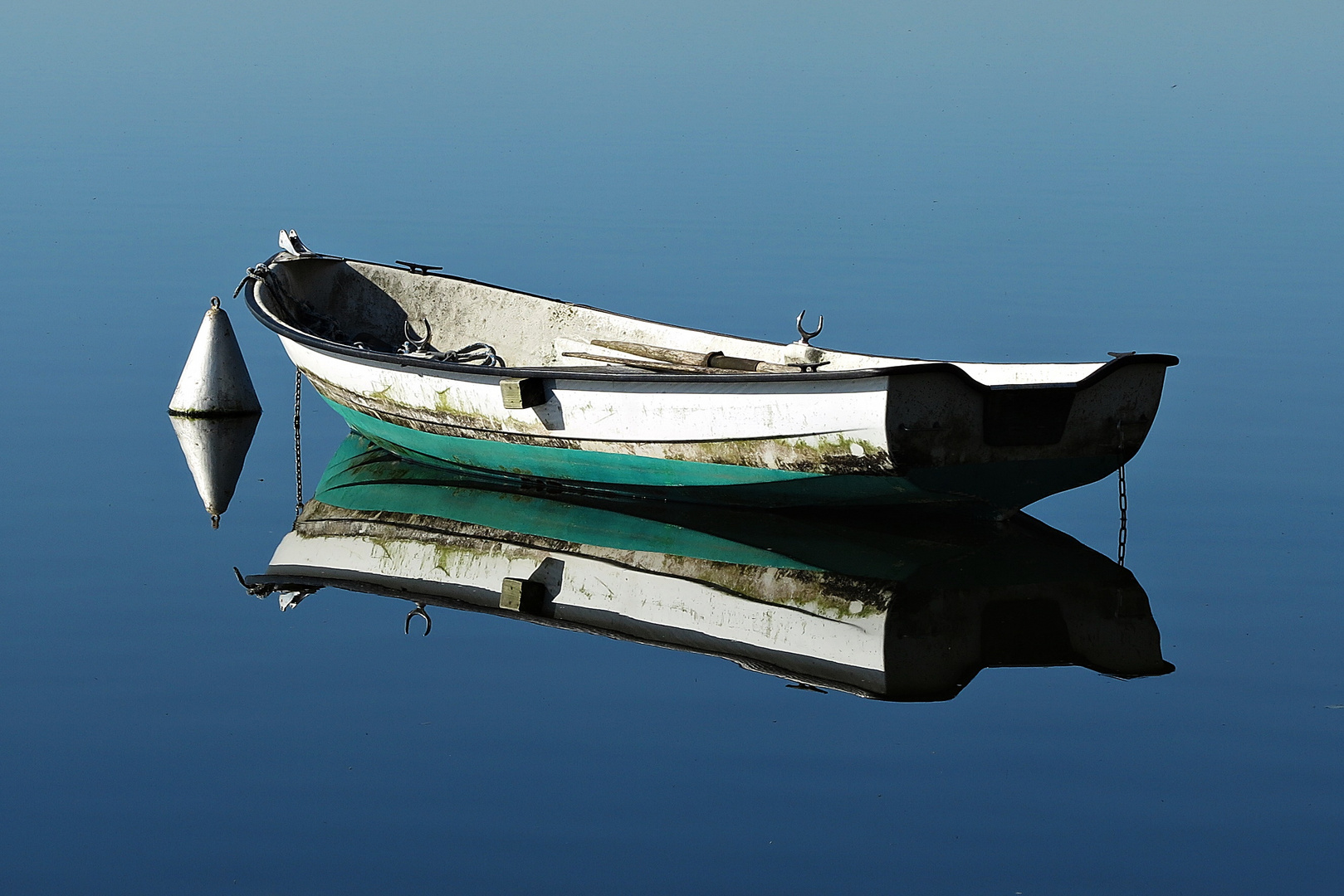 Still ruht das Fischerboot auf dem Großen Plöner See