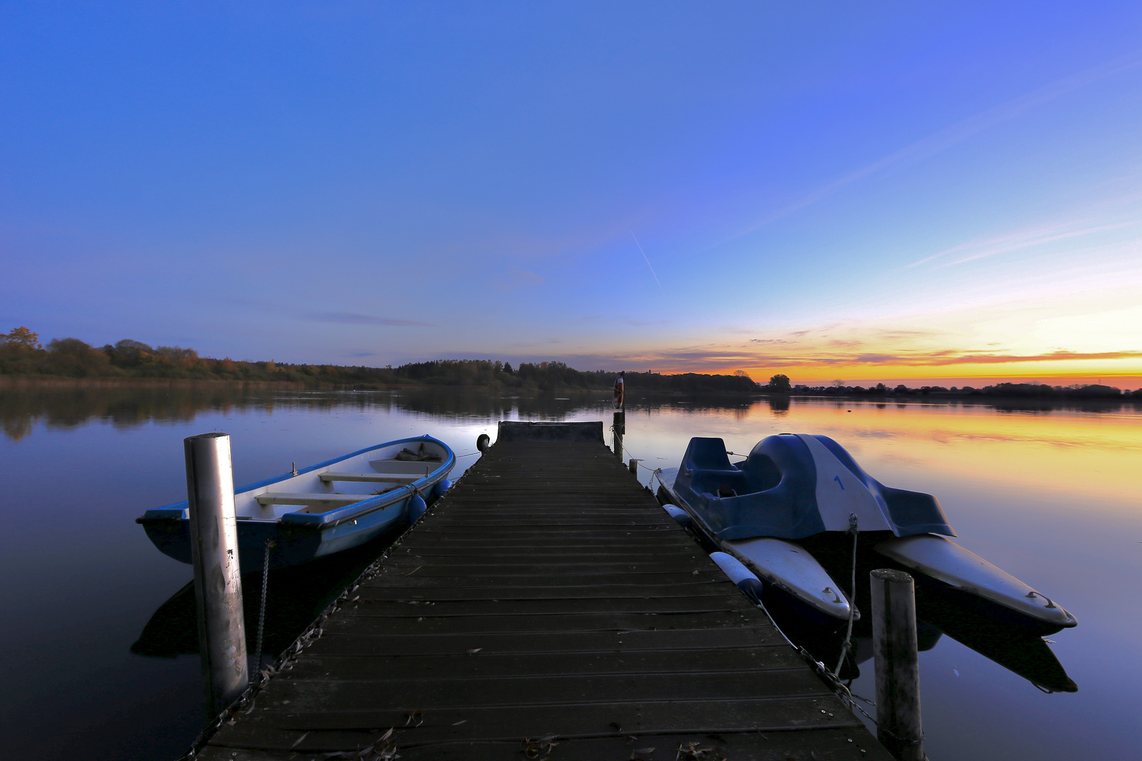 Still ruht der See.