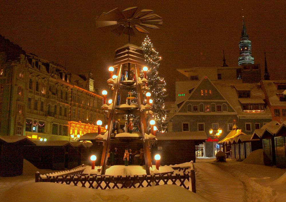 Still ruht der Weihnachtsmarkt im Schnee