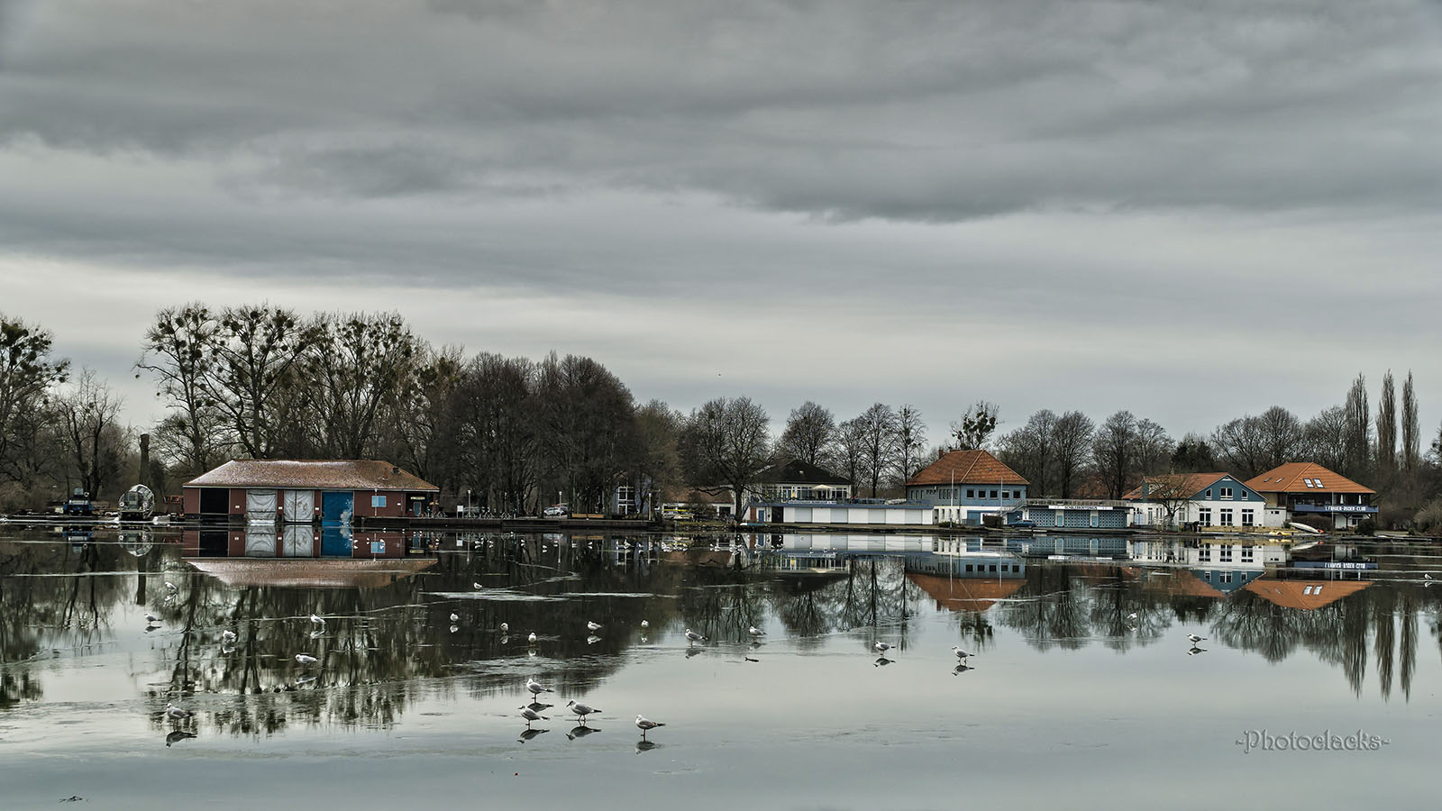 Still spiegelt der See