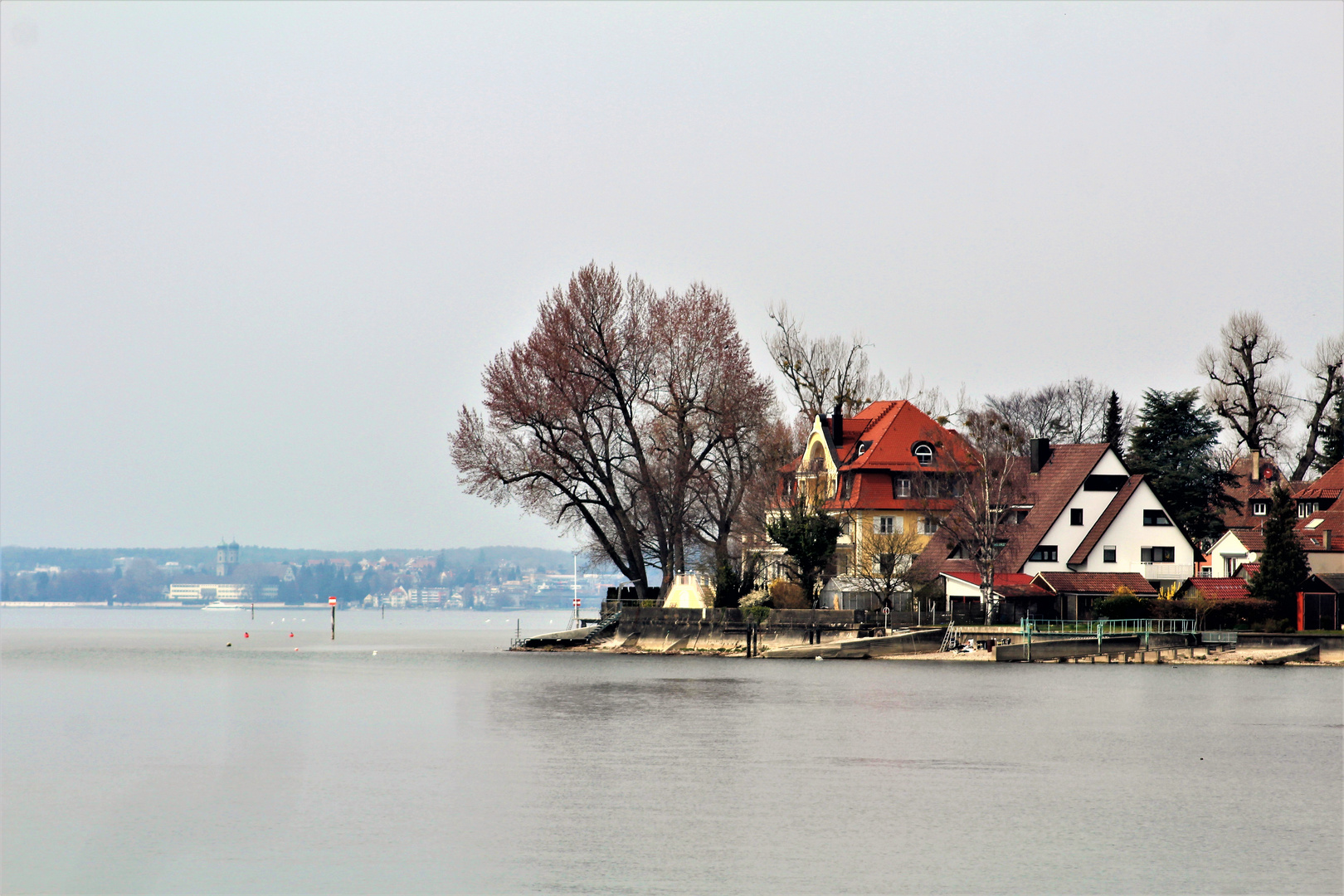 still und fast ohne jede Regung der Bodensee