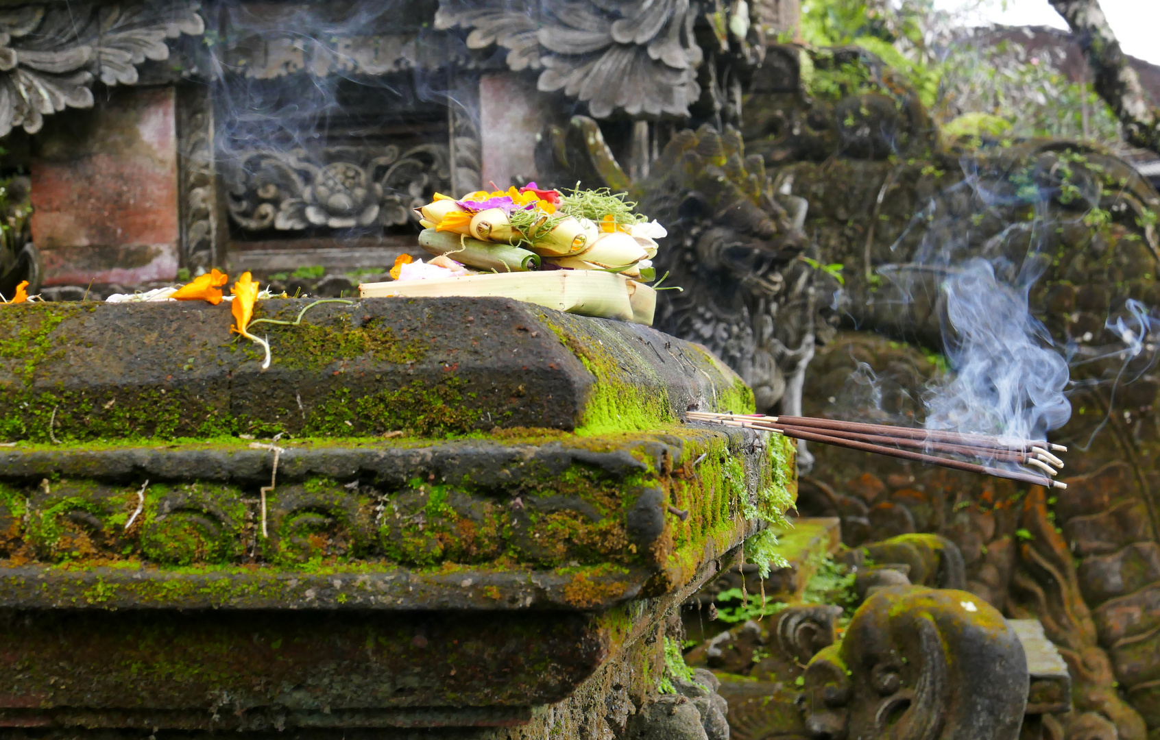 ...stille Andacht vor dem Pura Taman Saraswati Tempel...  