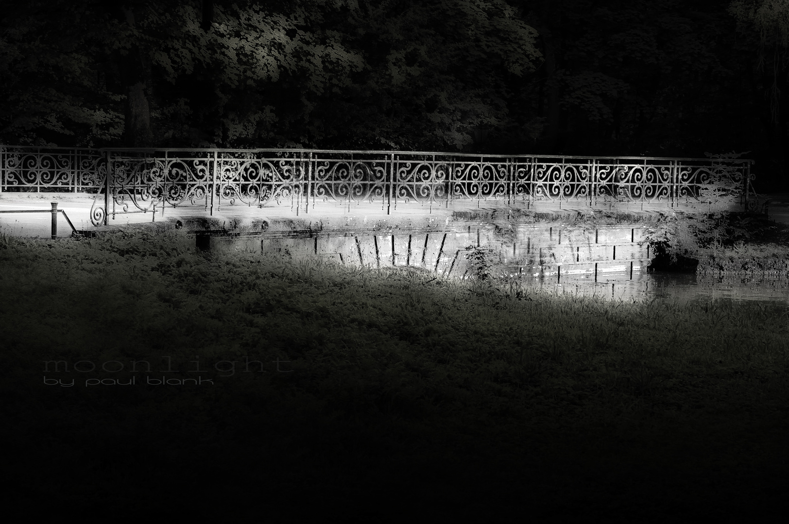 Stille Brücke im Mondlicht