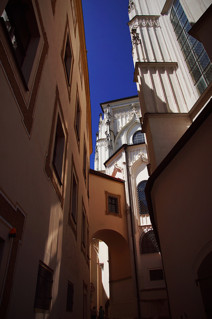 Stille Gasse, warmes & helles Licht!