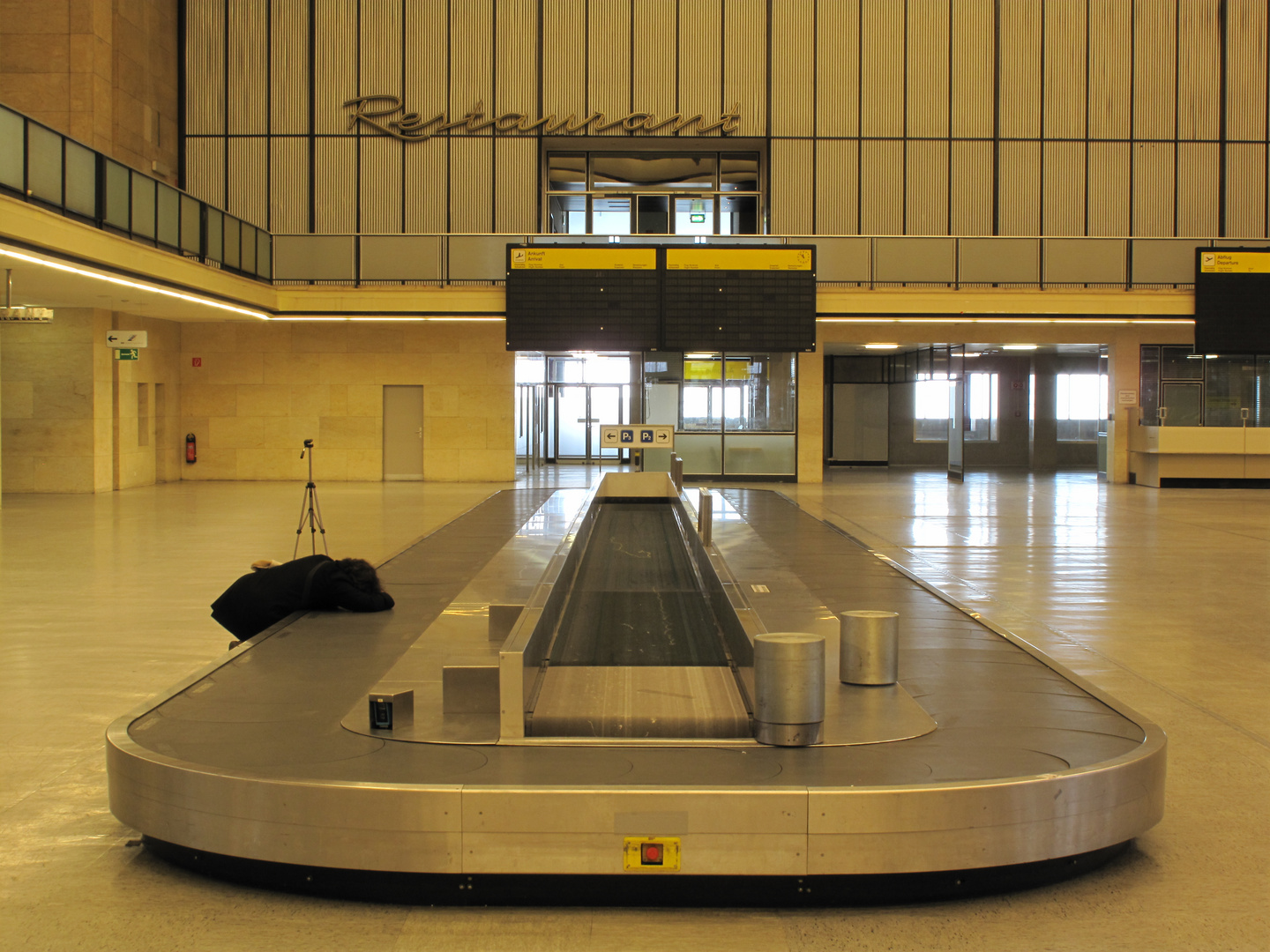 Stille im Flughafen Tempelhof