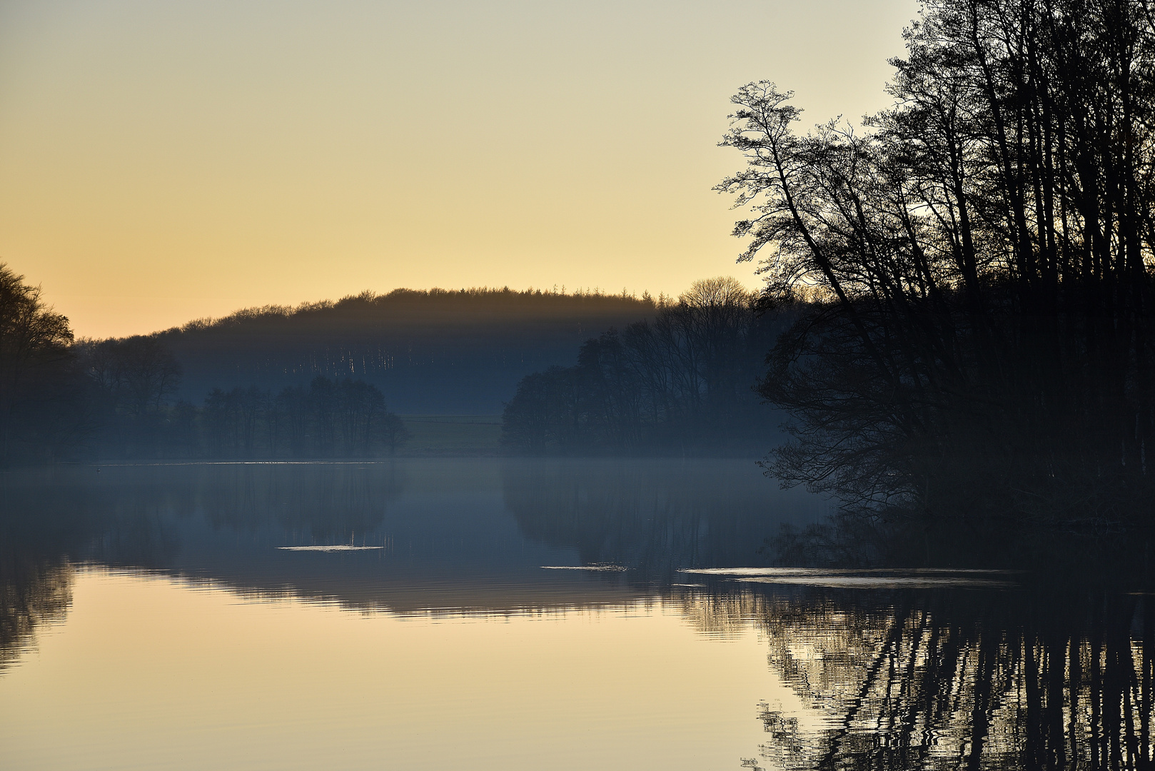 Stille November-Zeit am See