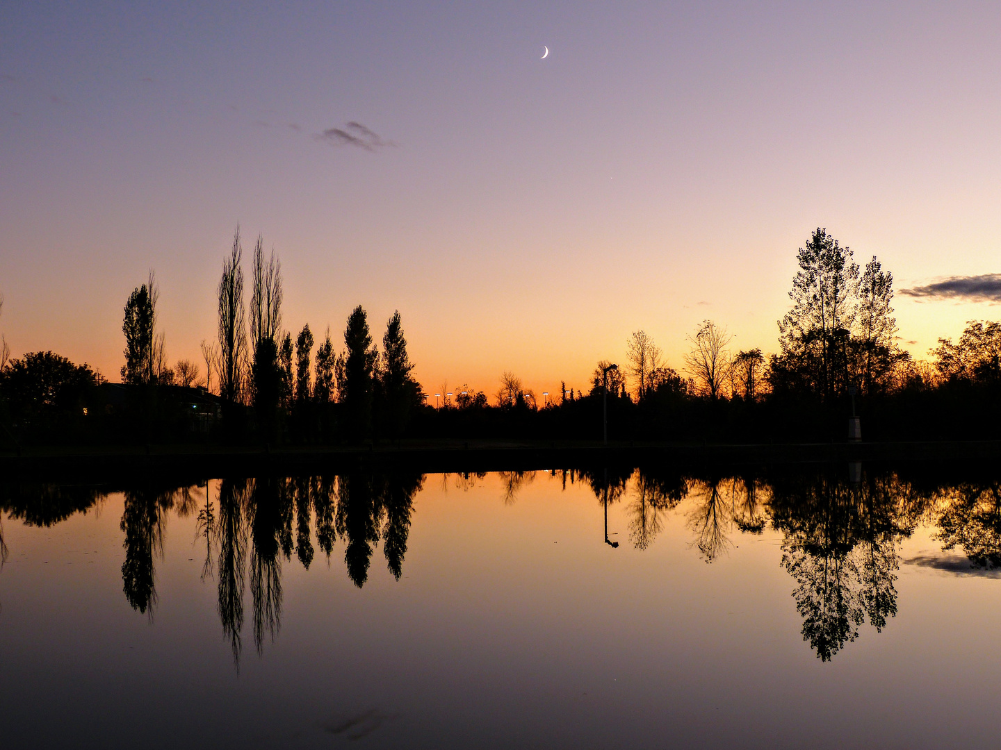 Stille Reflexion mit Mondsichel