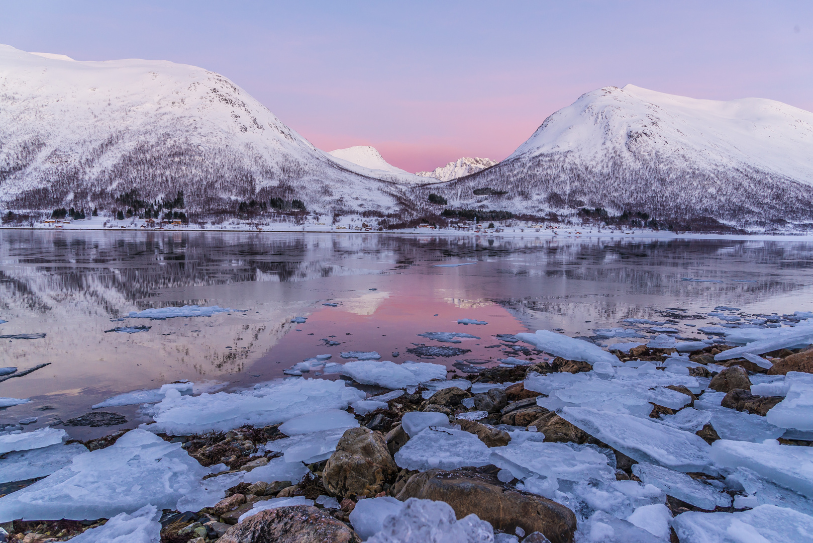 Stille und Schönheit - der Kattfjordvatnet im Winter
