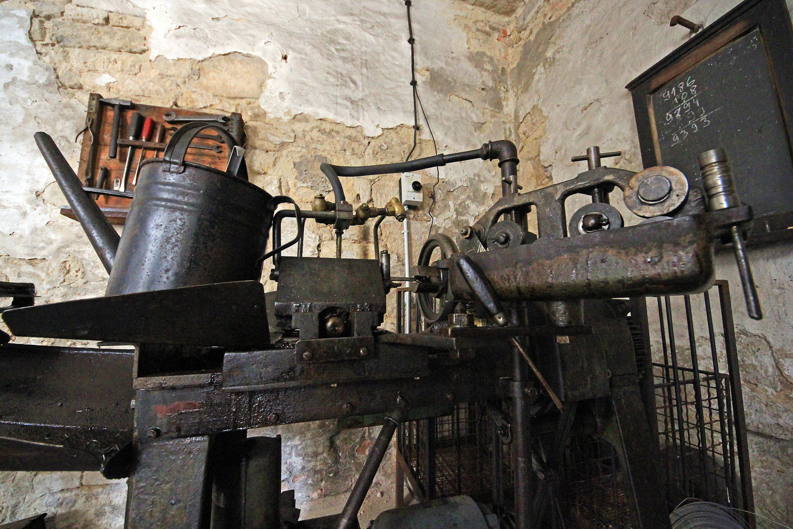 Stilleben in historischer Drahtwerkstatt, Sachsen Anhalt, Deutschland