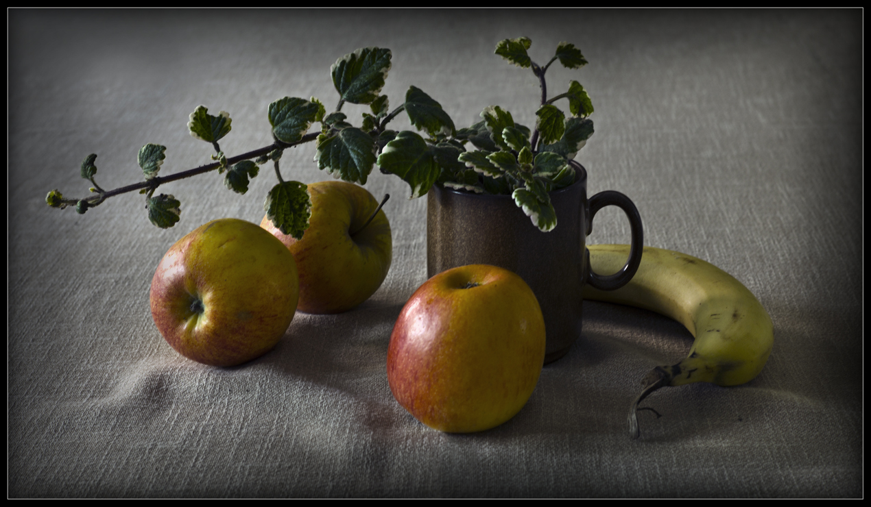 Stilleben mit Äpfeln und Banane