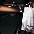 Stilleben mit Fahrrad und Plastiksack