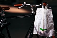 Stilleben mit Fahrrad und Plastiksack