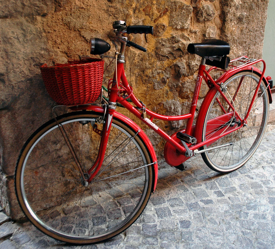 Stilleben mit rotem Fahrrad