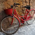 Stilleben mit rotem Fahrrad