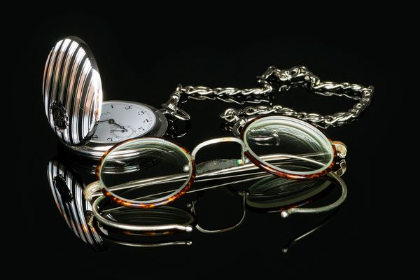 Stilleben mit Taschenuhr und Brille