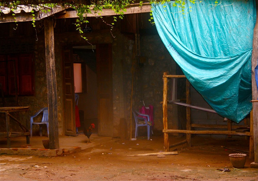 stilleben mit türkisem plastiktuch, laos 2010