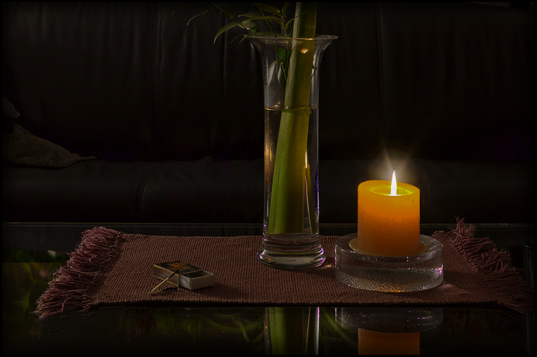 Stilleben mit Vase und Kerze