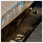 Stilleben mit Wasser, Graffiti, Stein und Ball