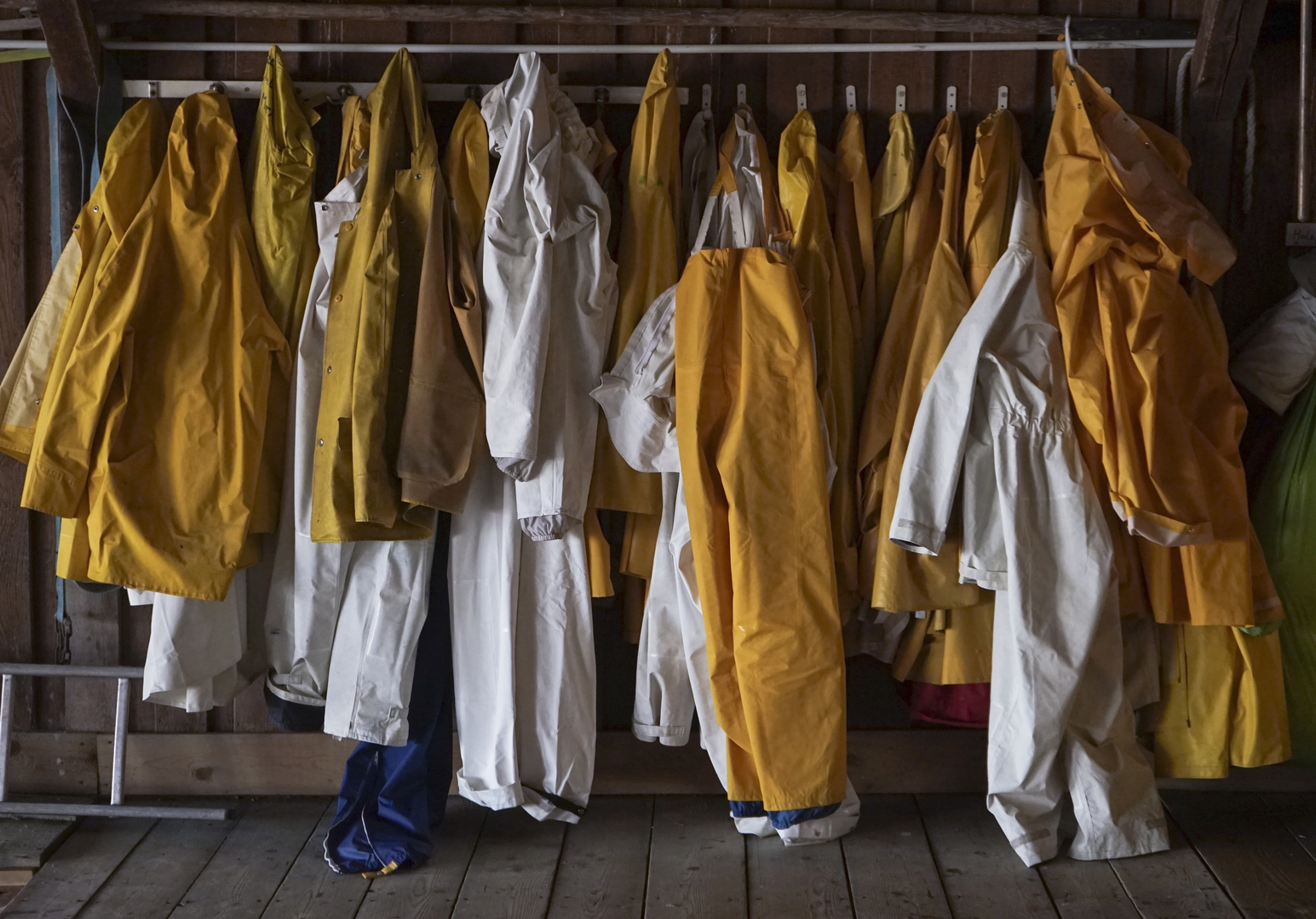 Stilleben - oder: kann das Regenzeug endlich mal in den Schrank?