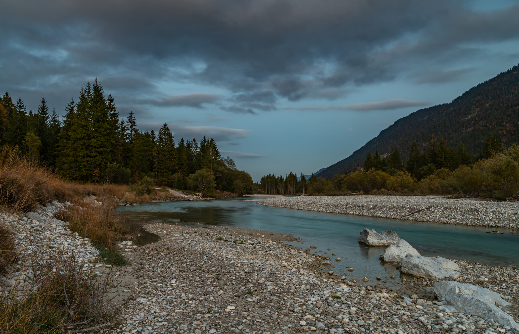 Stiller Abend an der Isar