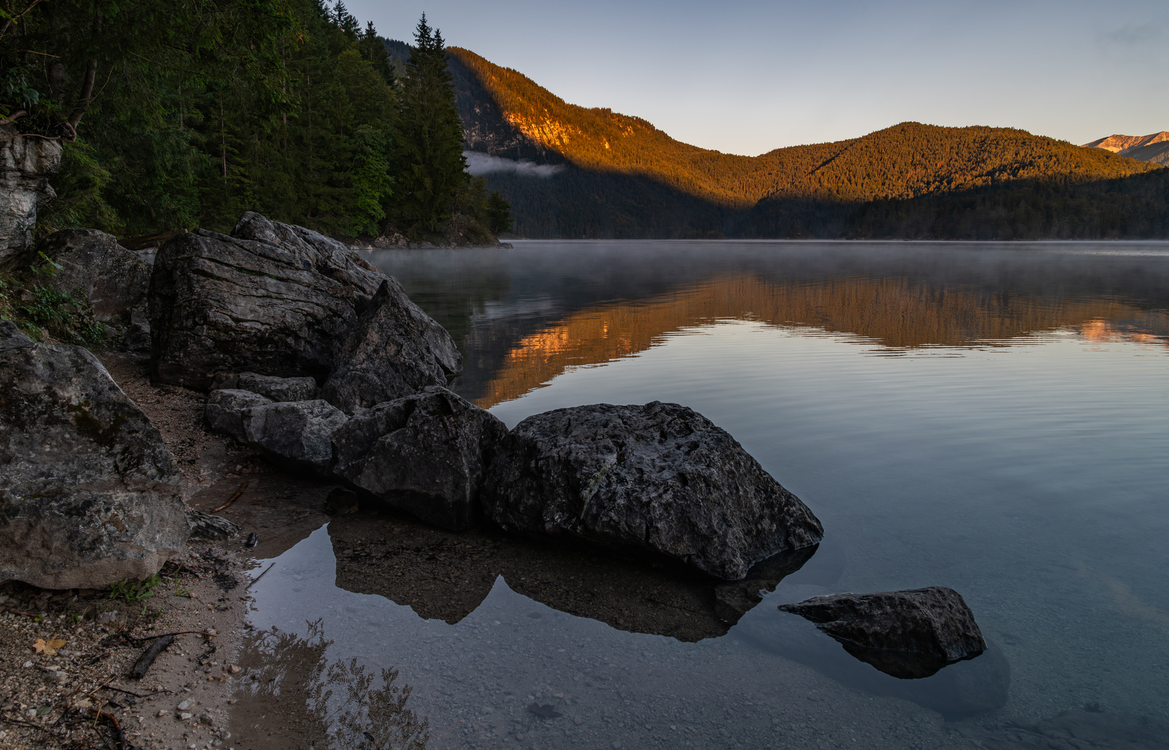 Stiller Morgen am Eibsee