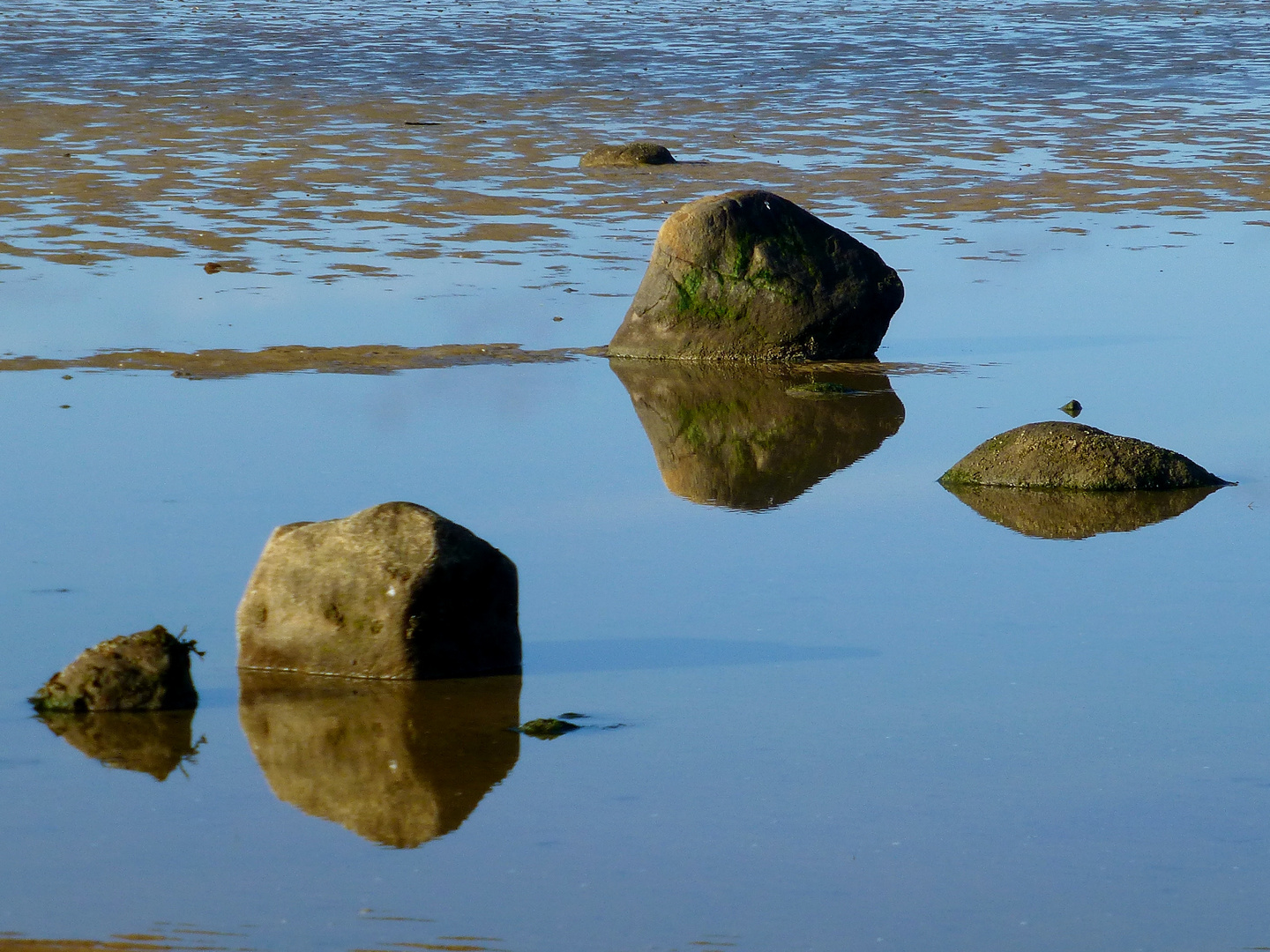 Stilles Wasser mit Steine