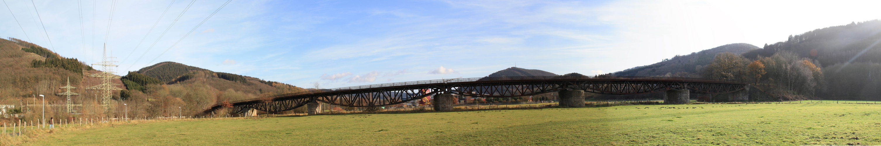 Stillgelegte Bahnbrücke